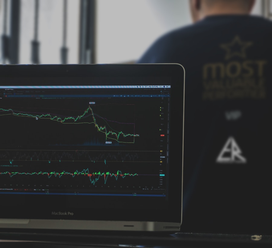 Photo Forex Trading Education vs Signal Services: A Side-by-Side Comparison